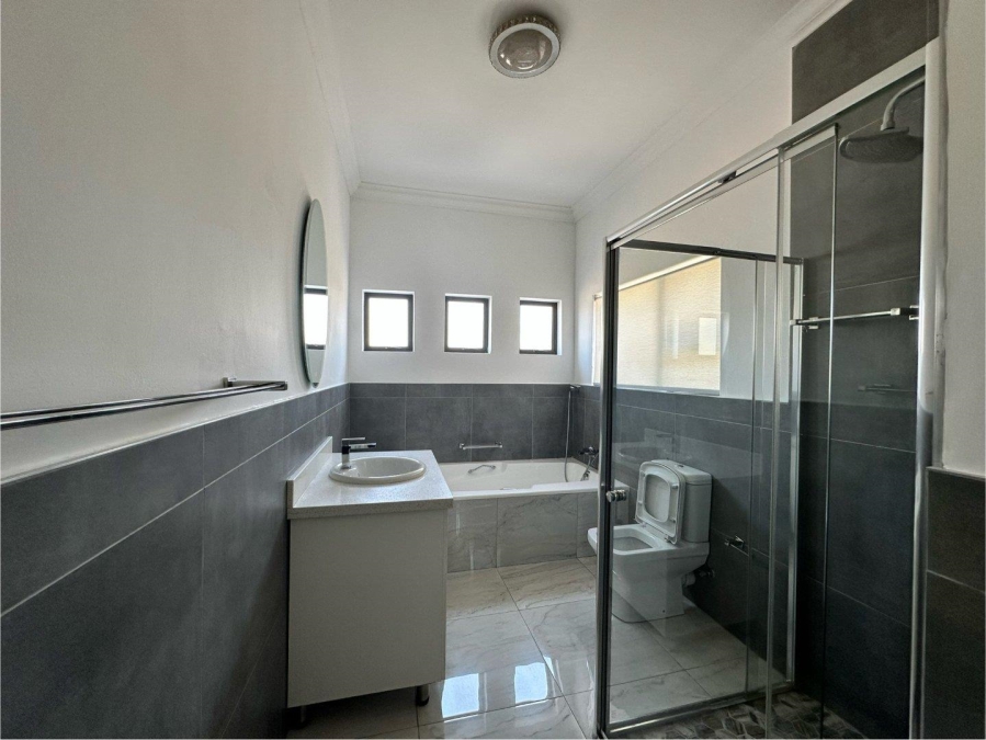 5 Bedroom Property for Sale in Blue Valley Golf Estate Gauteng