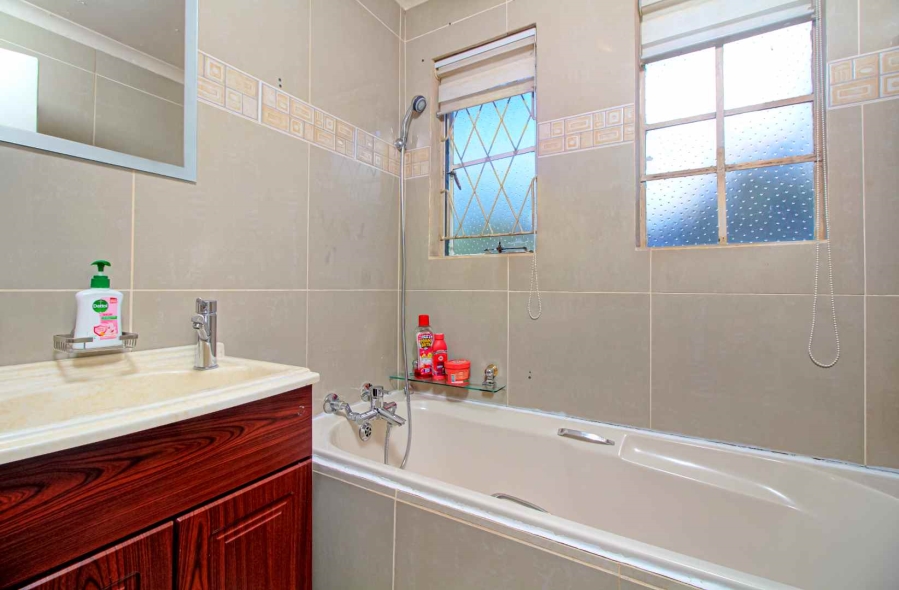 4 Bedroom Property for Sale in Strubensvallei Gauteng