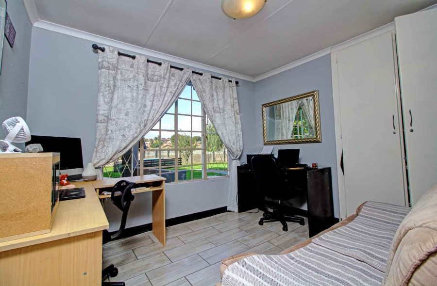 4 Bedroom Property for Sale in Strubensvallei Gauteng