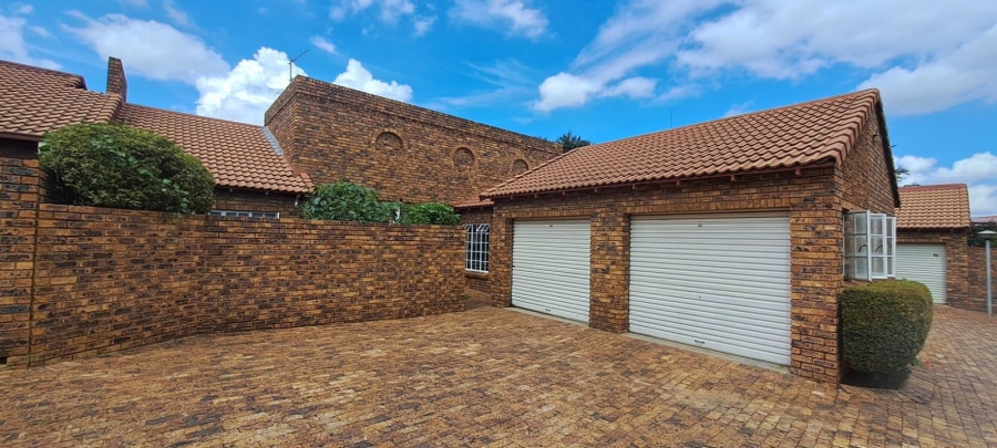 3 Bedroom Property for Sale in Brackendowns Gauteng