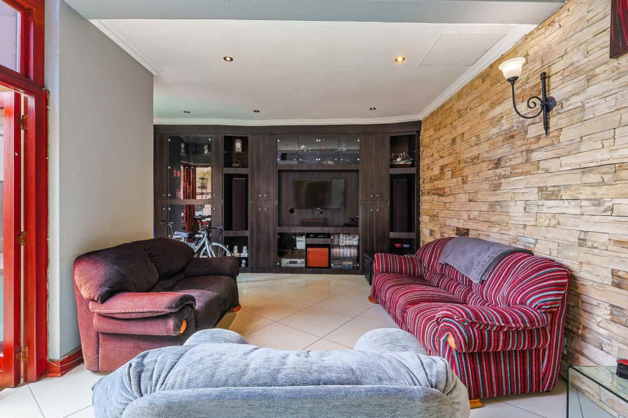 5 Bedroom Property for Sale in Erasmuskloof Gauteng