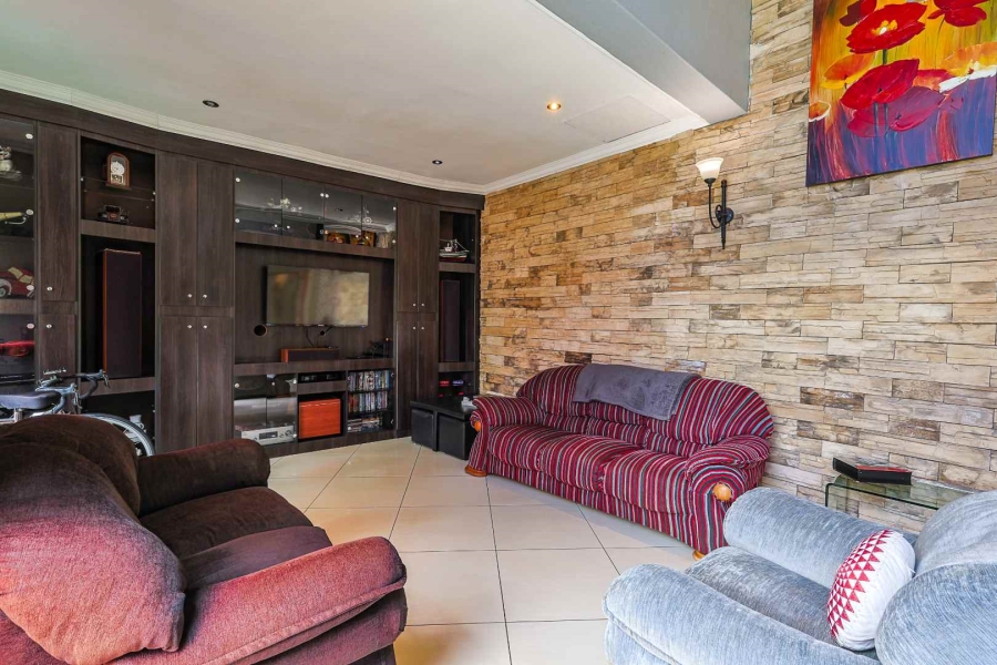 5 Bedroom Property for Sale in Erasmuskloof Gauteng