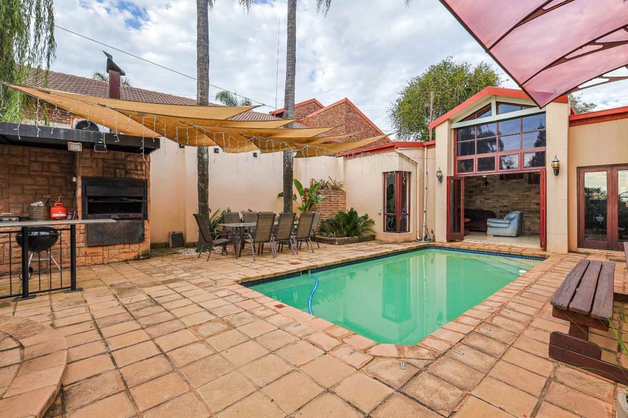 5 Bedroom Property for Sale in Erasmuskloof Gauteng