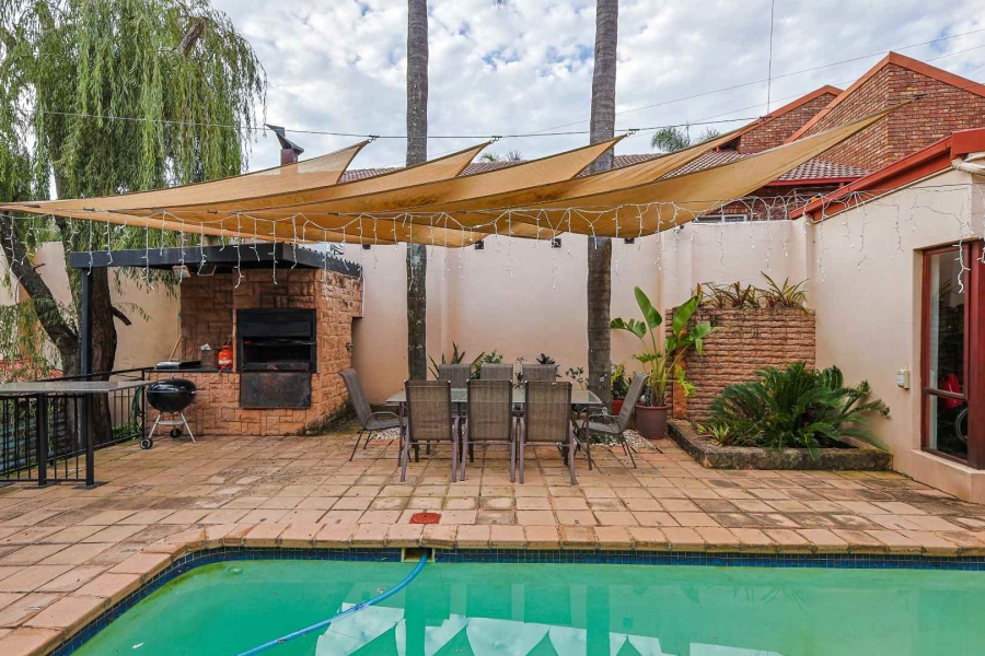 5 Bedroom Property for Sale in Erasmuskloof Gauteng