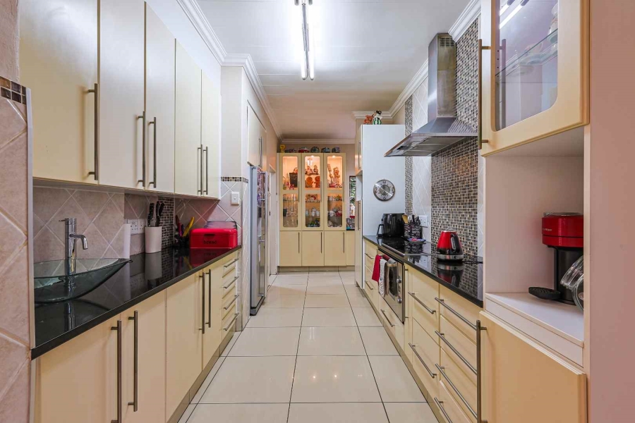 5 Bedroom Property for Sale in Erasmuskloof Gauteng