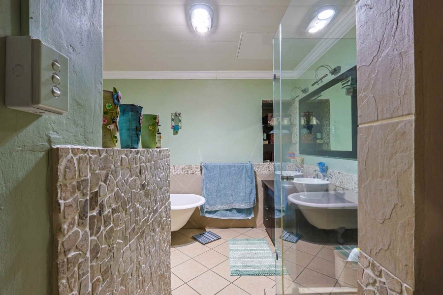 5 Bedroom Property for Sale in Erasmuskloof Gauteng