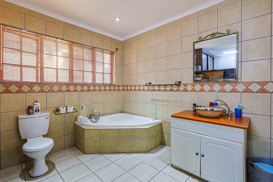 5 Bedroom Property for Sale in Erasmuskloof Gauteng