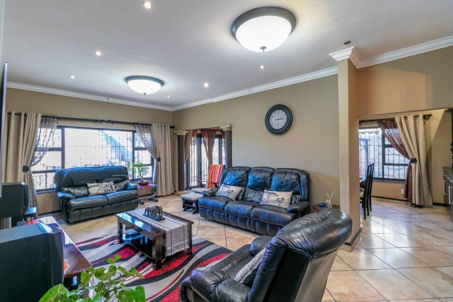 6 Bedroom Property for Sale in Glen Marais Gauteng