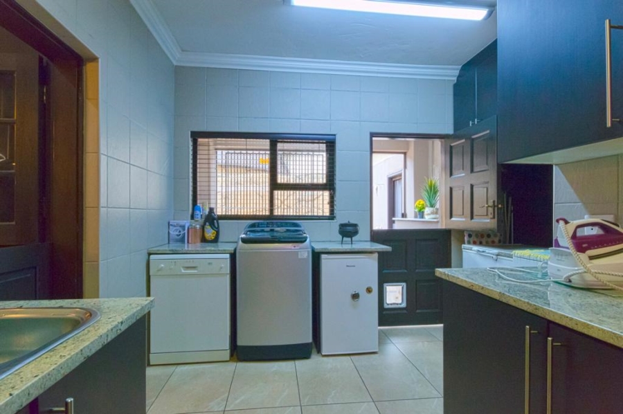 6 Bedroom Property for Sale in Glen Marais Gauteng