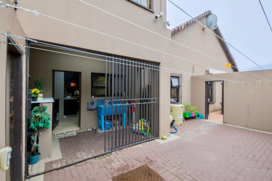 6 Bedroom Property for Sale in Glen Marais Gauteng