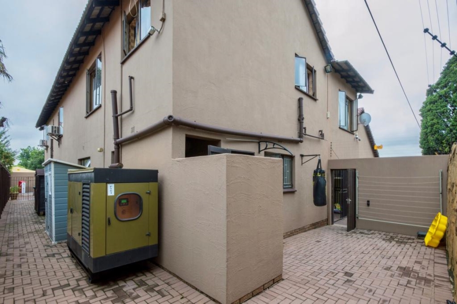 6 Bedroom Property for Sale in Glen Marais Gauteng