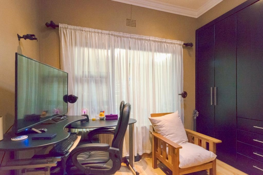 6 Bedroom Property for Sale in Glen Marais Gauteng