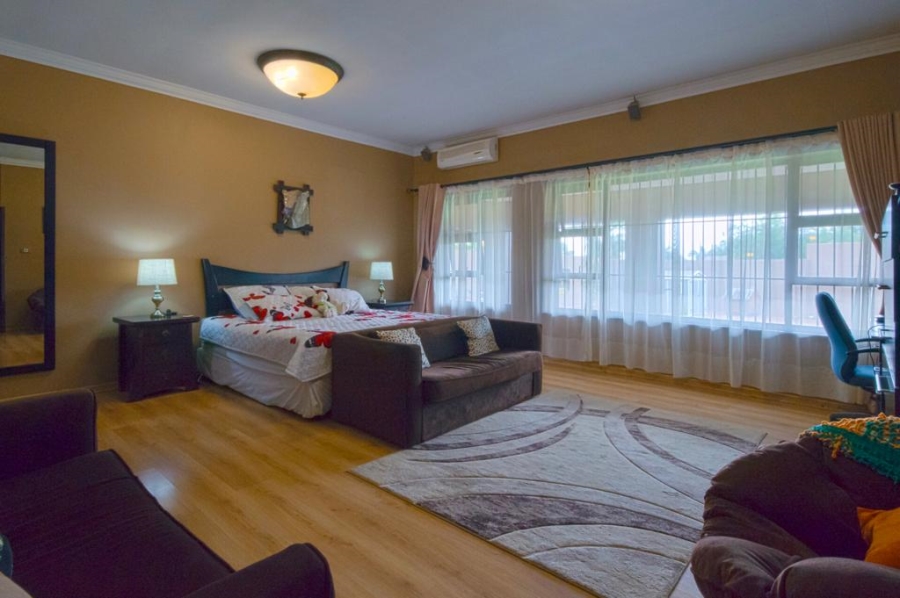 6 Bedroom Property for Sale in Glen Marais Gauteng