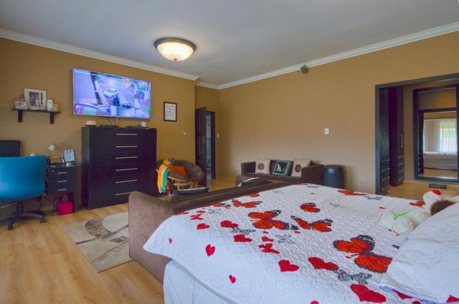 6 Bedroom Property for Sale in Glen Marais Gauteng