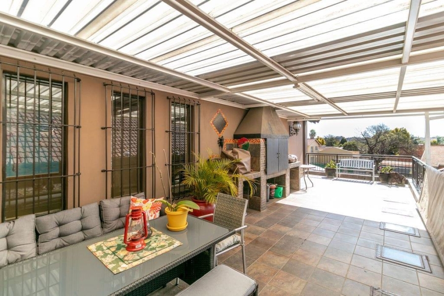 6 Bedroom Property for Sale in Glen Marais Gauteng