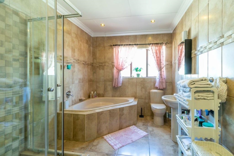 6 Bedroom Property for Sale in Glen Marais Gauteng