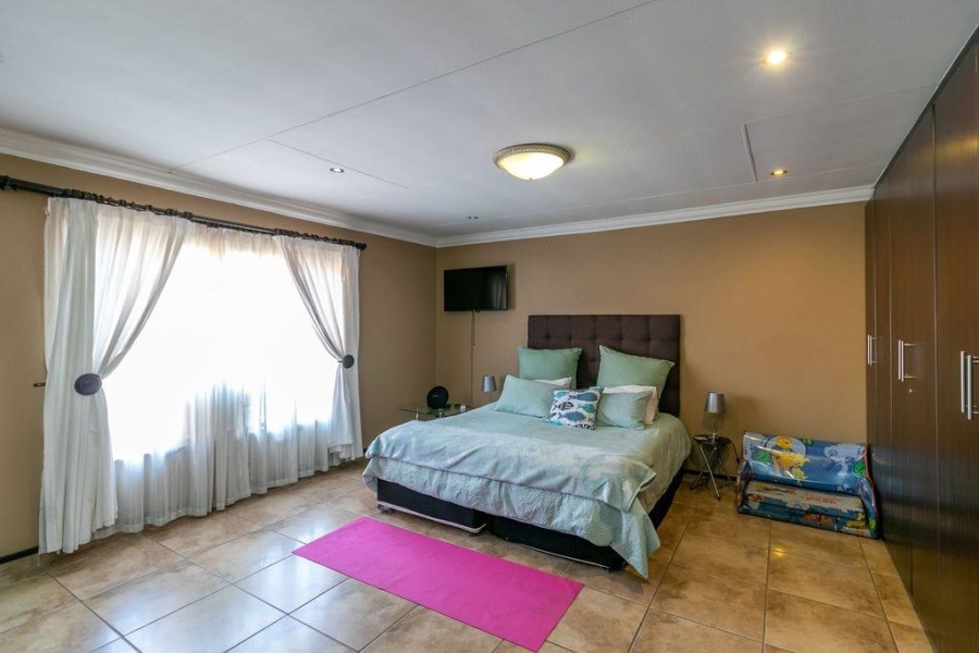 6 Bedroom Property for Sale in Glen Marais Gauteng