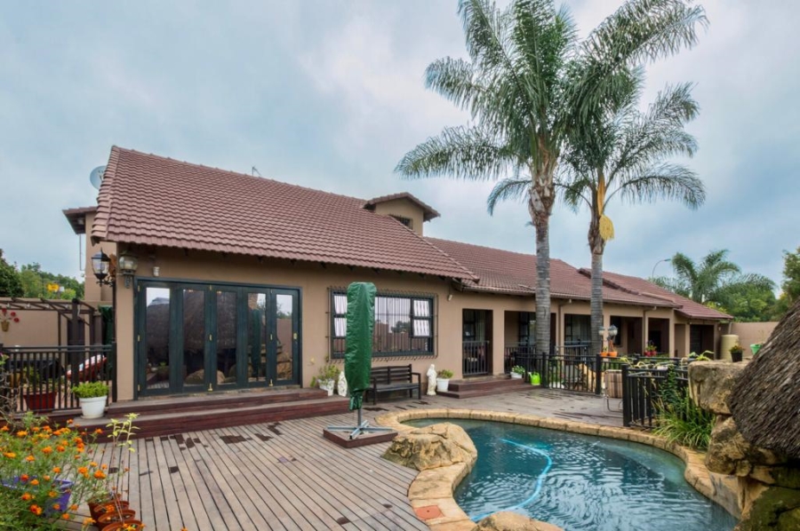 6 Bedroom Property for Sale in Glen Marais Gauteng