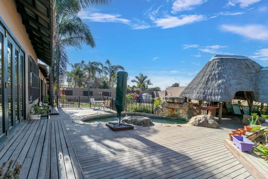 6 Bedroom Property for Sale in Glen Marais Gauteng
