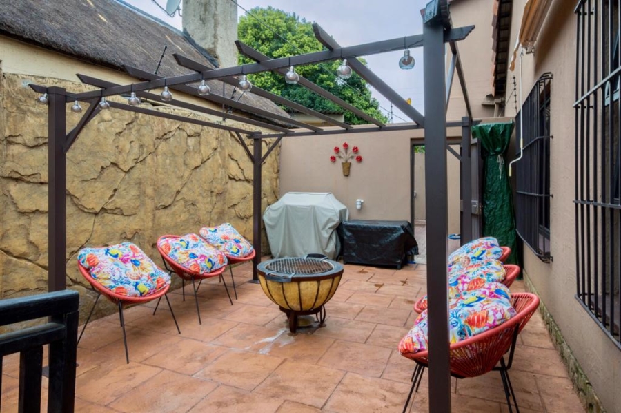 6 Bedroom Property for Sale in Glen Marais Gauteng