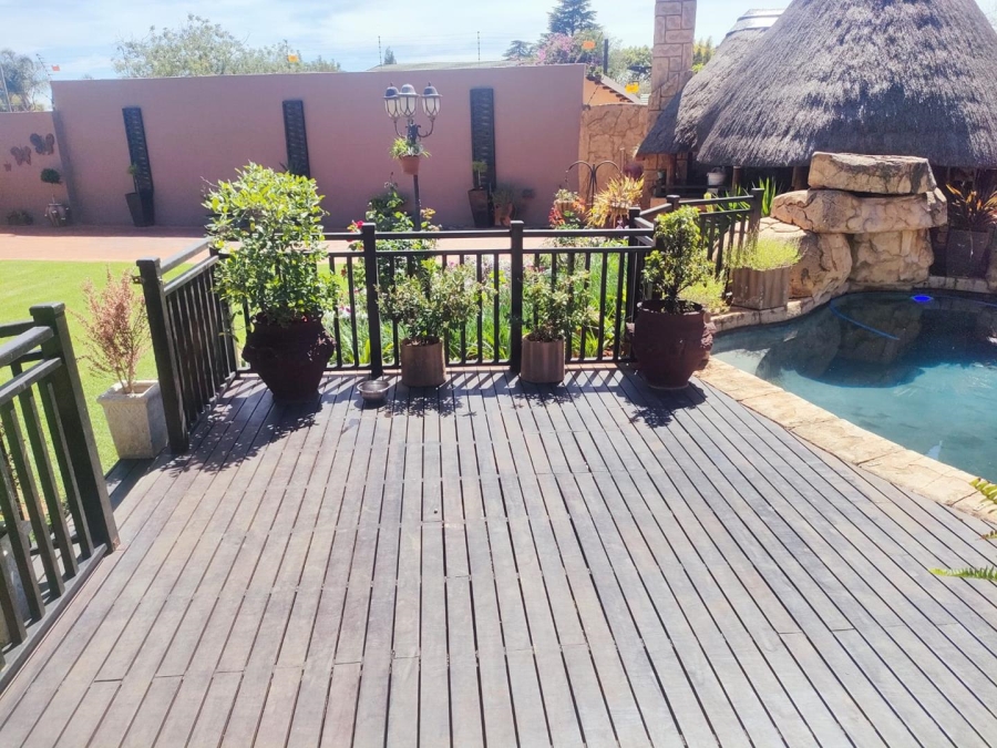 6 Bedroom Property for Sale in Glen Marais Gauteng