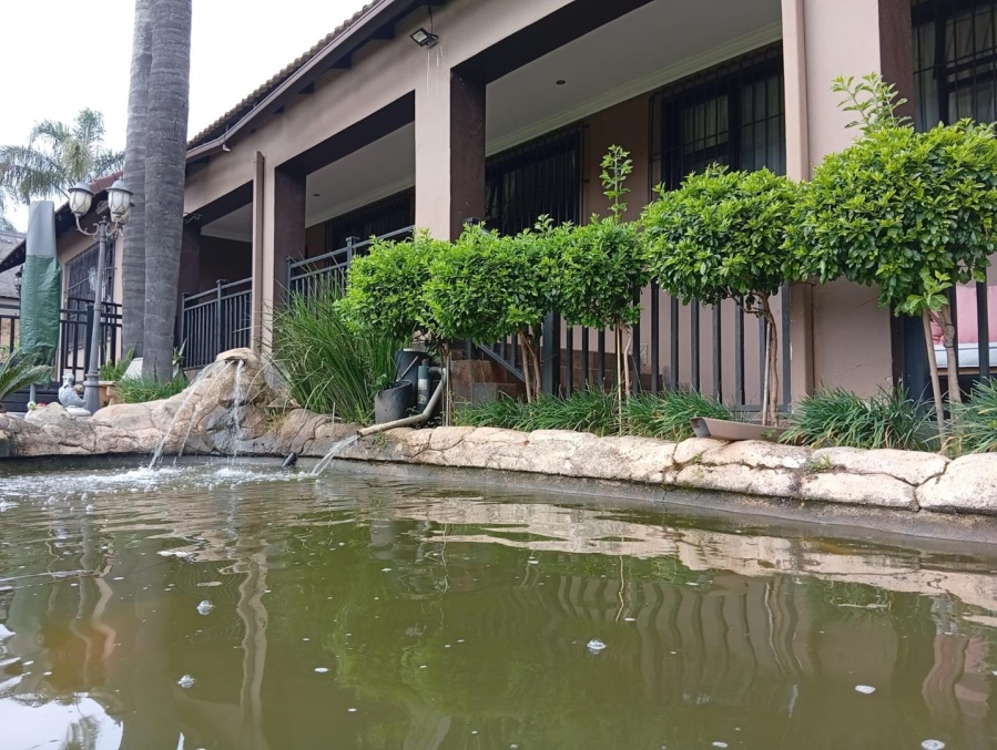 6 Bedroom Property for Sale in Glen Marais Gauteng