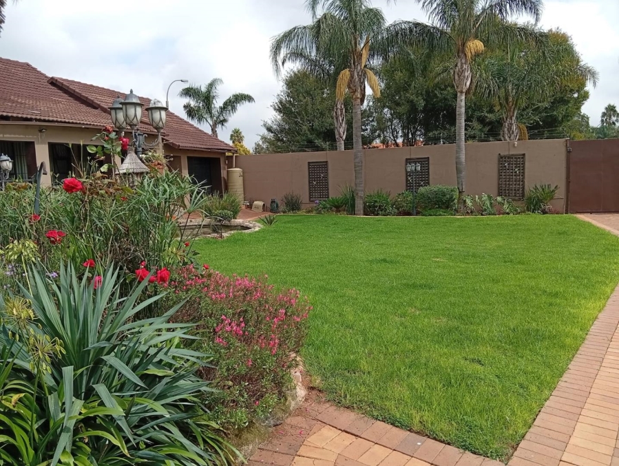 6 Bedroom Property for Sale in Glen Marais Gauteng