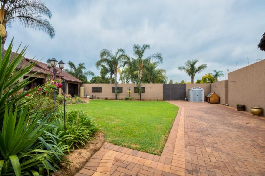 6 Bedroom Property for Sale in Glen Marais Gauteng