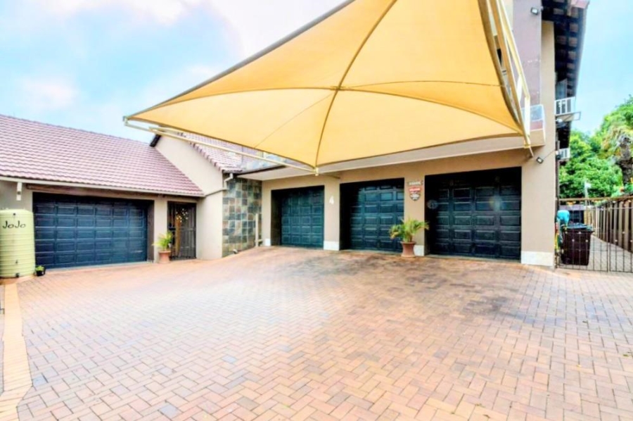6 Bedroom Property for Sale in Glen Marais Gauteng