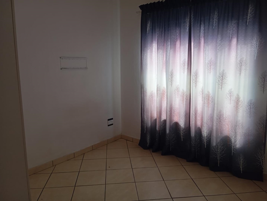 To Let 2 Bedroom Property for Rent in Tulisa Park Gauteng