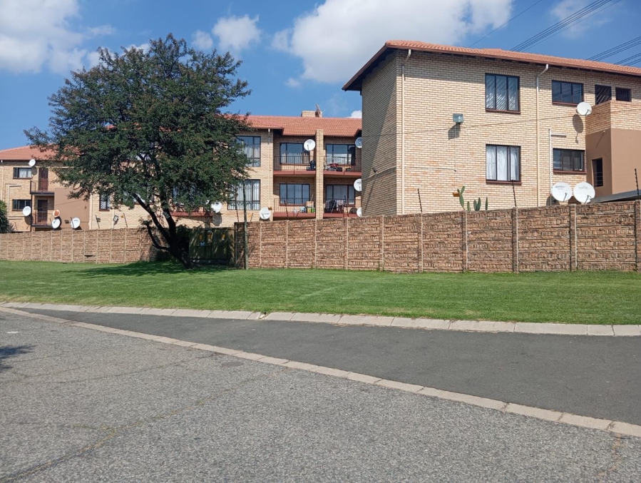 To Let 2 Bedroom Property for Rent in Tulisa Park Gauteng