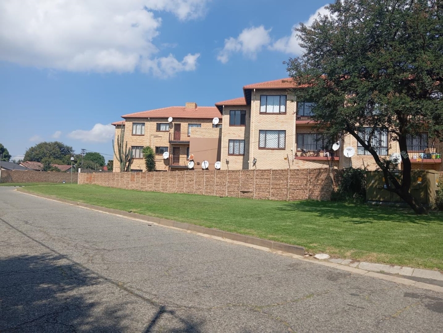 To Let 2 Bedroom Property for Rent in Tulisa Park Gauteng