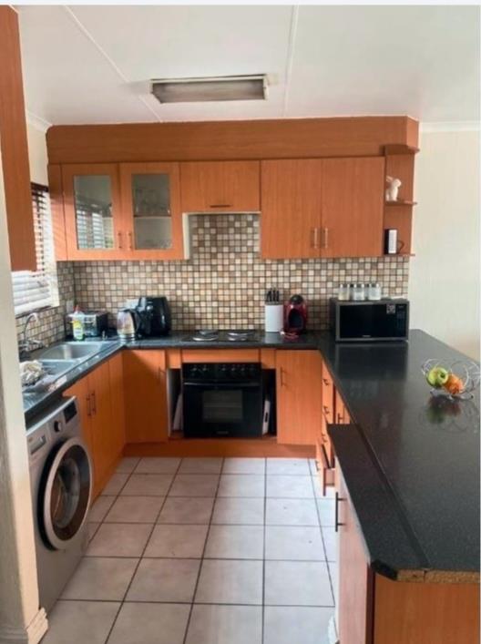 To Let 2 Bedroom Property for Rent in Corlett Gardens Gauteng