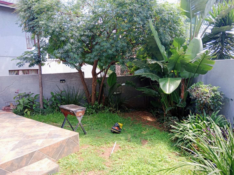 To Let 2 Bedroom Property for Rent in Corlett Gardens Gauteng