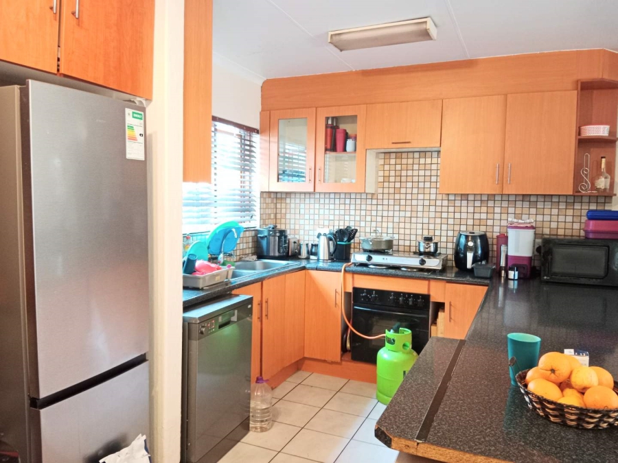 To Let 2 Bedroom Property for Rent in Corlett Gardens Gauteng