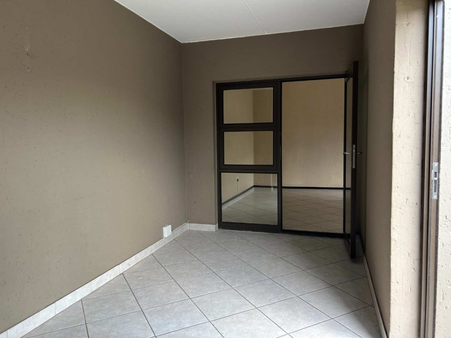 To Let 2 Bedroom Property for Rent in Goedeburg Gauteng