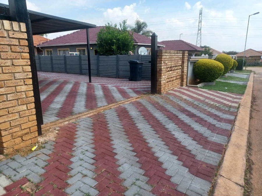 2 Bedroom Property for Sale in The Orchards Gauteng