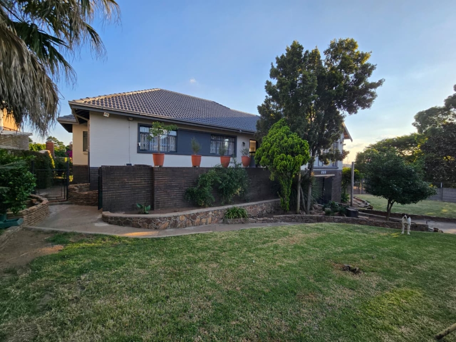 3 Bedroom Property for Sale in Linmeyer Gauteng