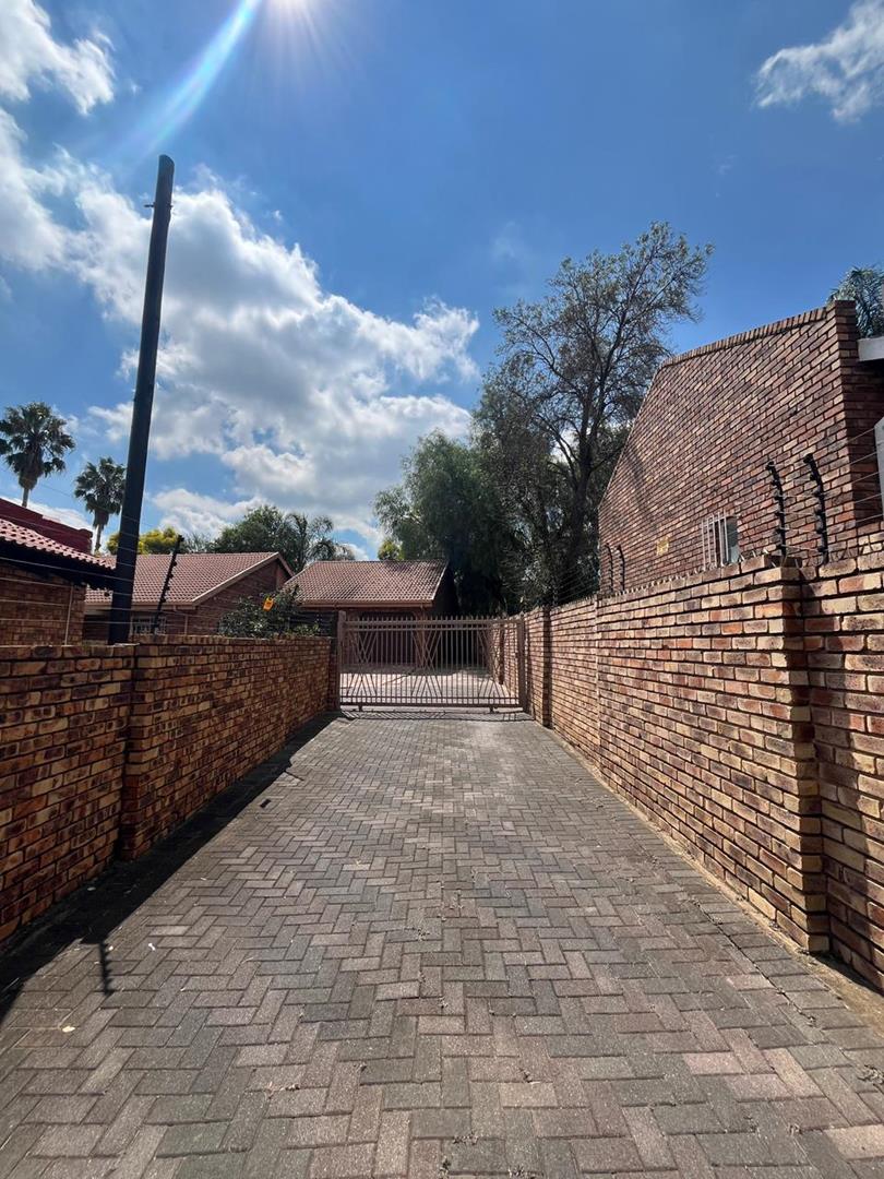 To Let 4 Bedroom Property for Rent in Rooihuiskraal Gauteng