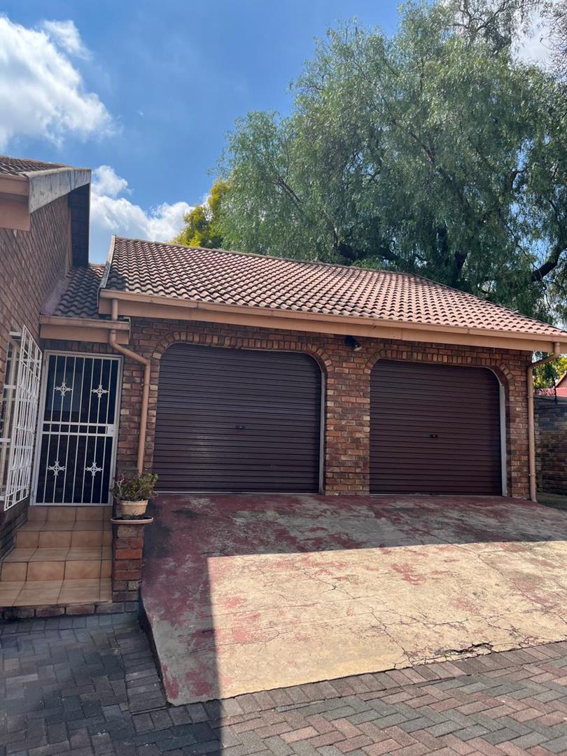To Let 4 Bedroom Property for Rent in Rooihuiskraal Gauteng