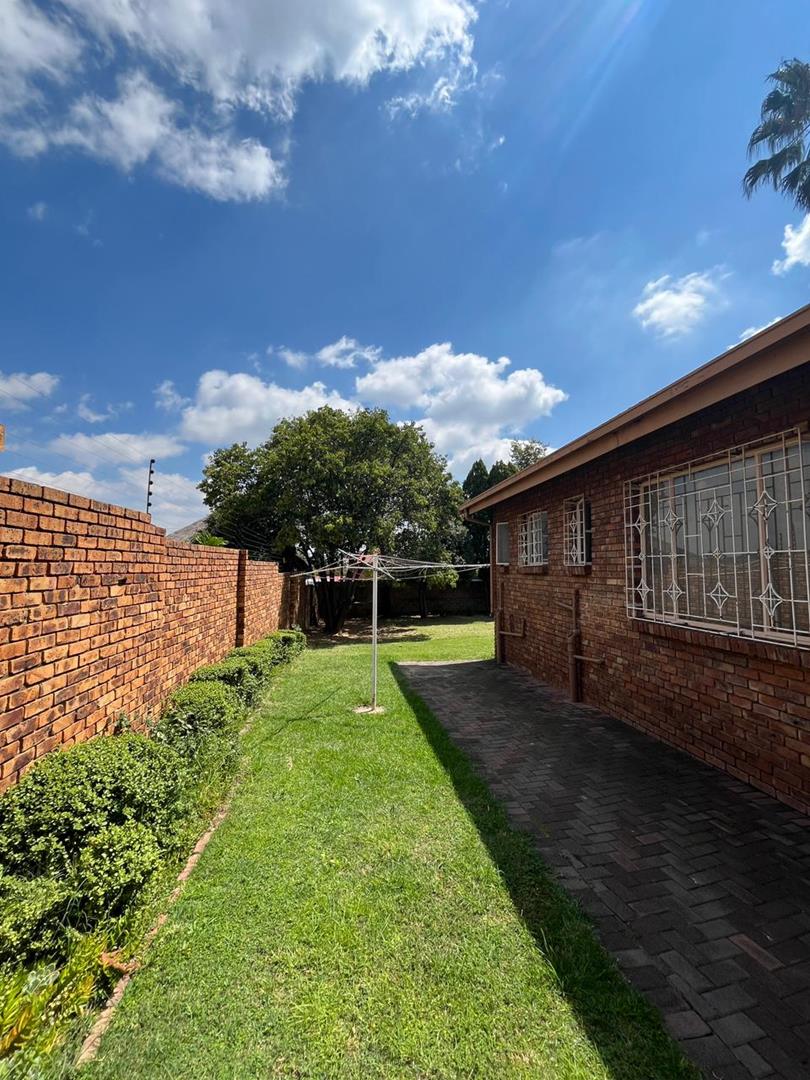 To Let 4 Bedroom Property for Rent in Rooihuiskraal Gauteng