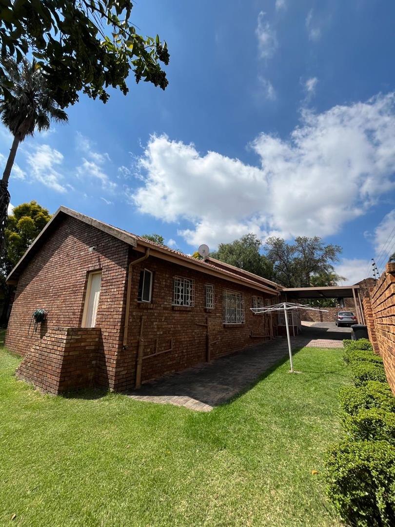 To Let 4 Bedroom Property for Rent in Rooihuiskraal Gauteng