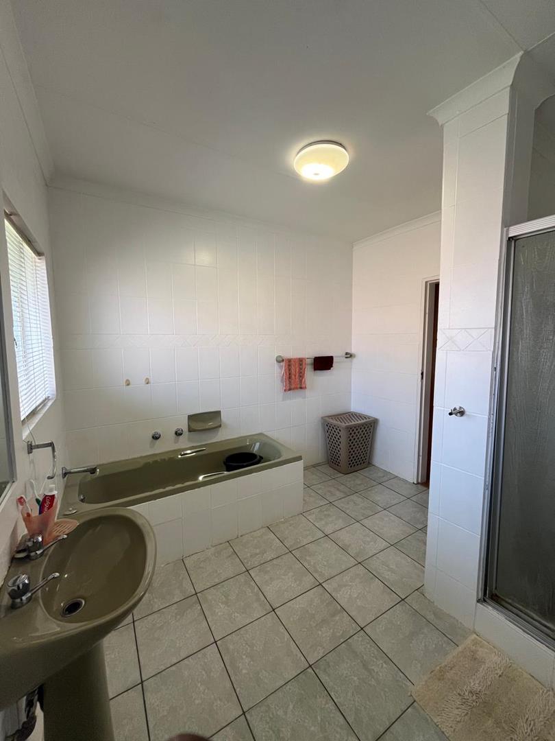 To Let 4 Bedroom Property for Rent in Rooihuiskraal Gauteng