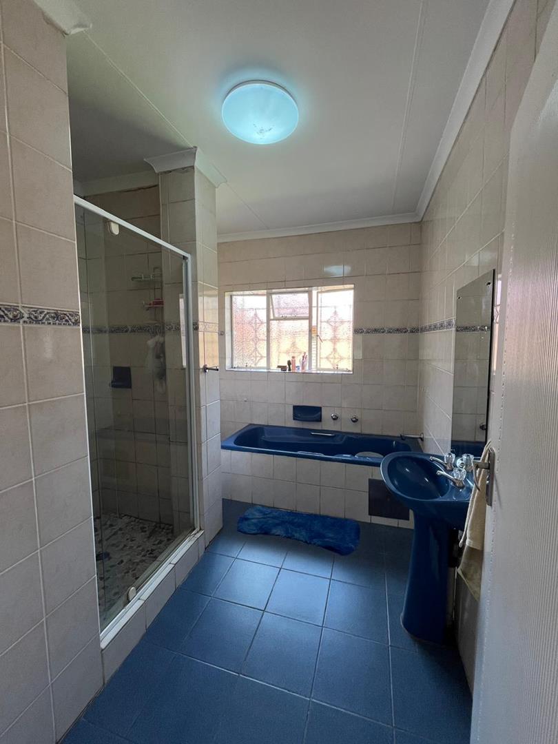 To Let 4 Bedroom Property for Rent in Rooihuiskraal Gauteng