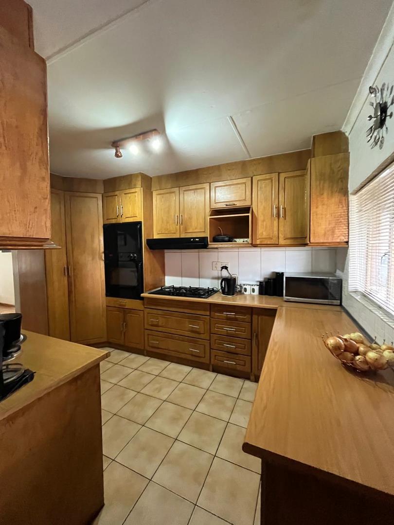 To Let 4 Bedroom Property for Rent in Rooihuiskraal Gauteng