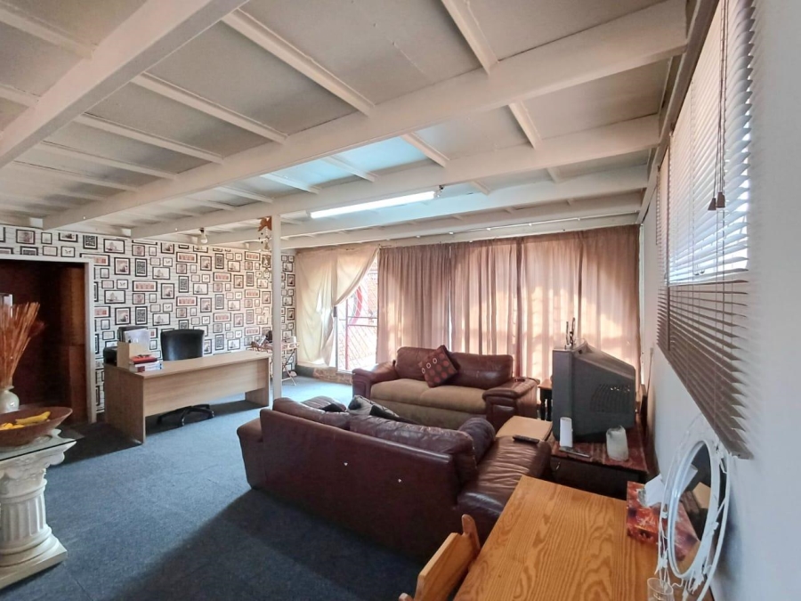 9 Bedroom Property for Sale in Laudium Ext 3 Gauteng