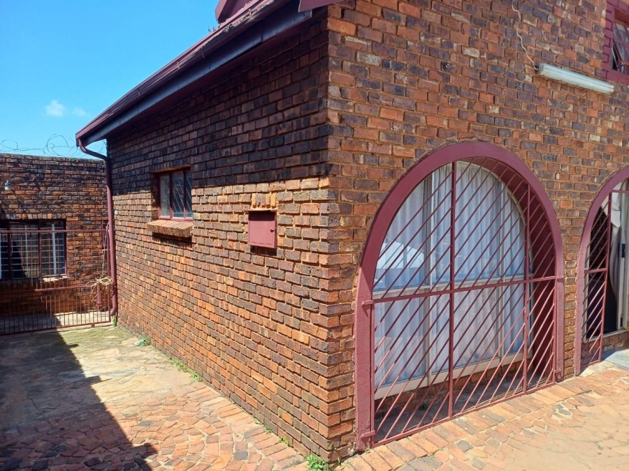 9 Bedroom Property for Sale in Laudium Ext 3 Gauteng