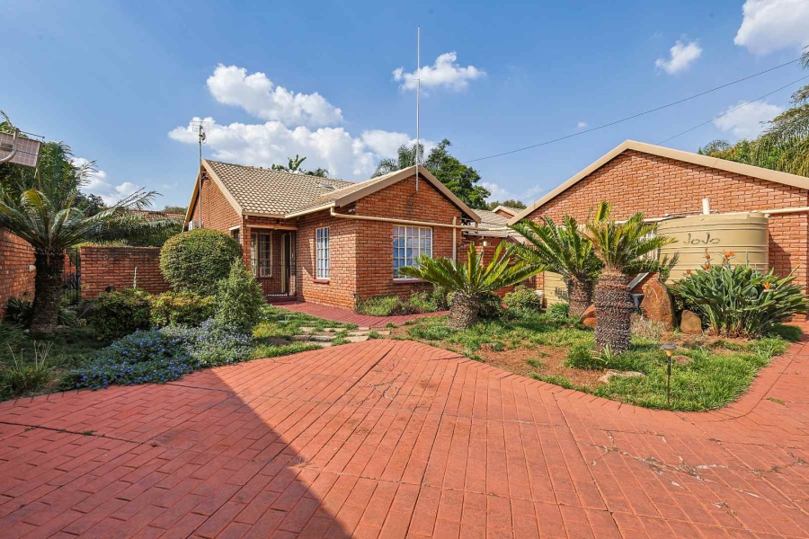 4 Bedroom Property for Sale in Faerie Glen Gauteng