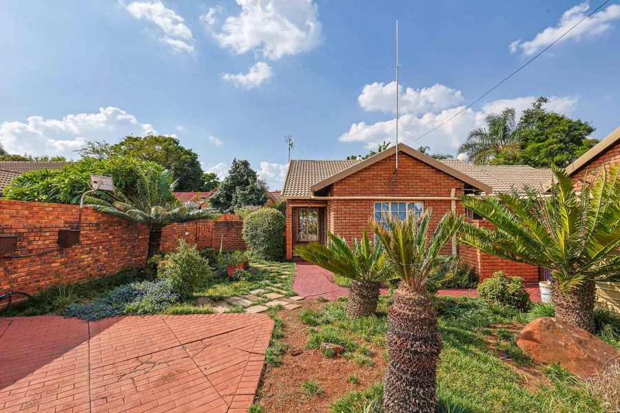 4 Bedroom Property for Sale in Faerie Glen Gauteng