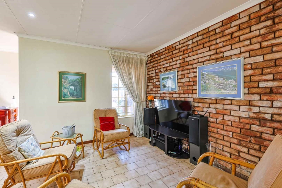 4 Bedroom Property for Sale in Faerie Glen Gauteng